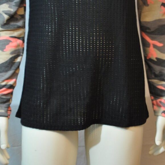 BiBi Cut Out Top With Camo Trim And Sleeves Size Small - Picture 3 of 4
